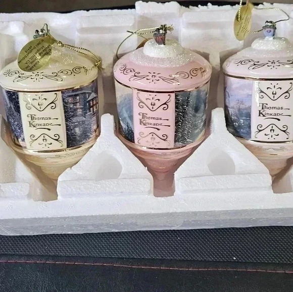 Thomas Kinkade's Moonlight Village "Christmas Memories " - Picture 10 of 10